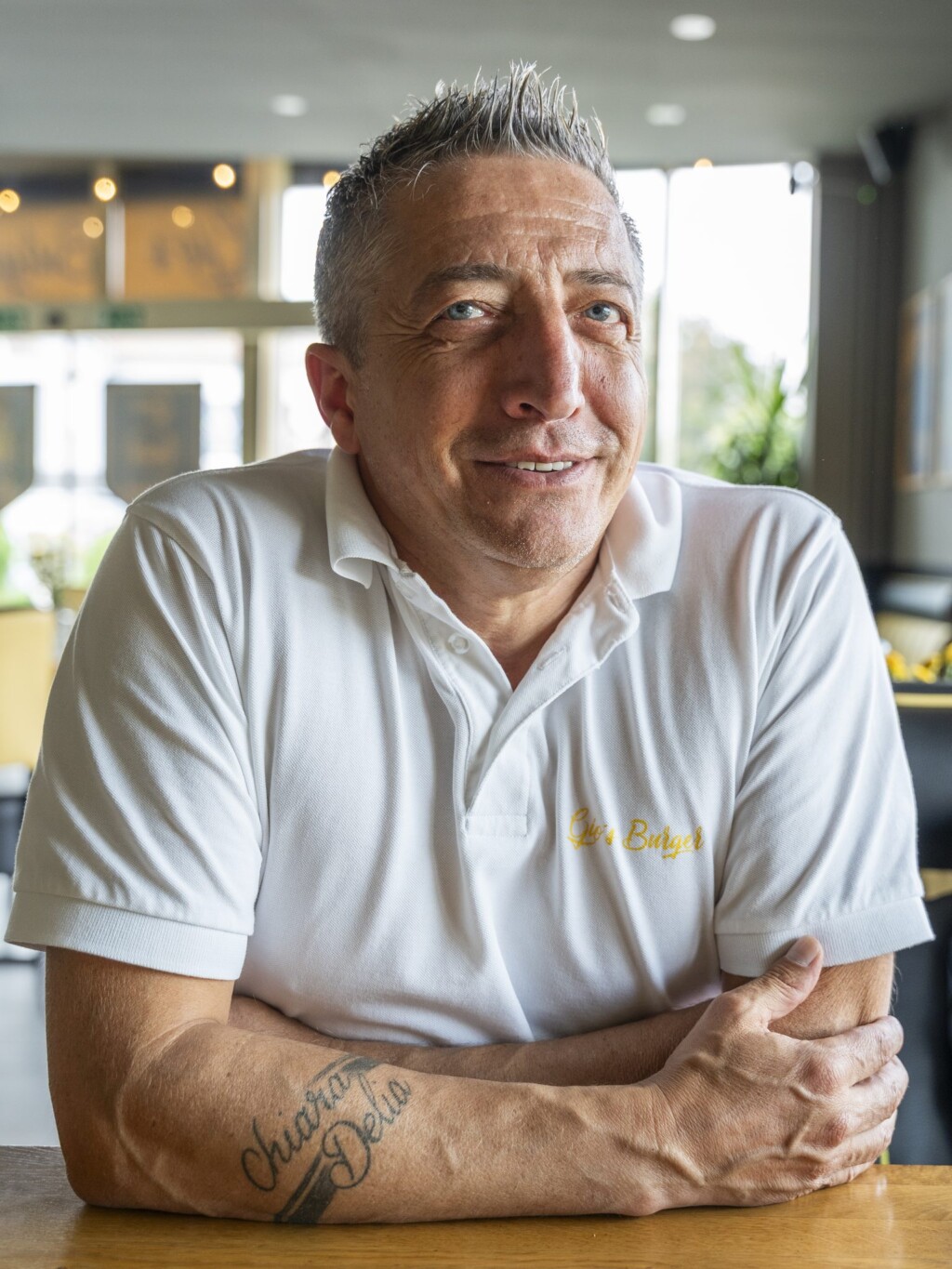 Gio Maugeri, Gruender von Gio's Burger, am Tisch in seinem Restaurant